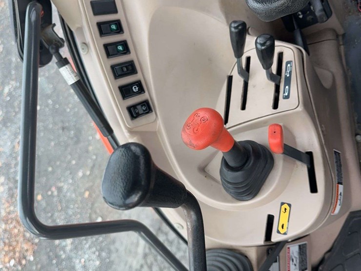 2010-kubota-m7040-image-23