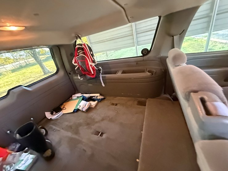 2004-chevrolet-suburban-image-28