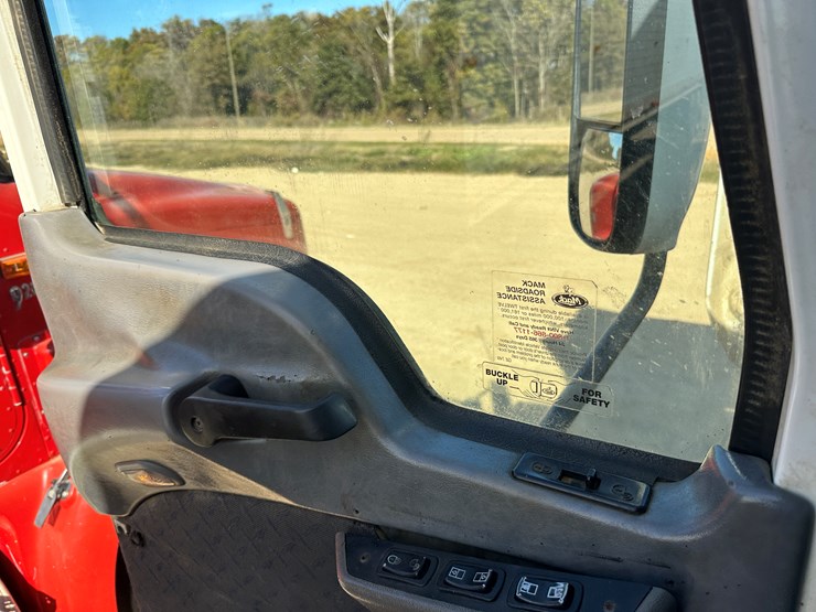 #33704-•-2011-mack-cxu-t/a-sleeper-truck-tractor-1m1aw09y8bm013165-image-76