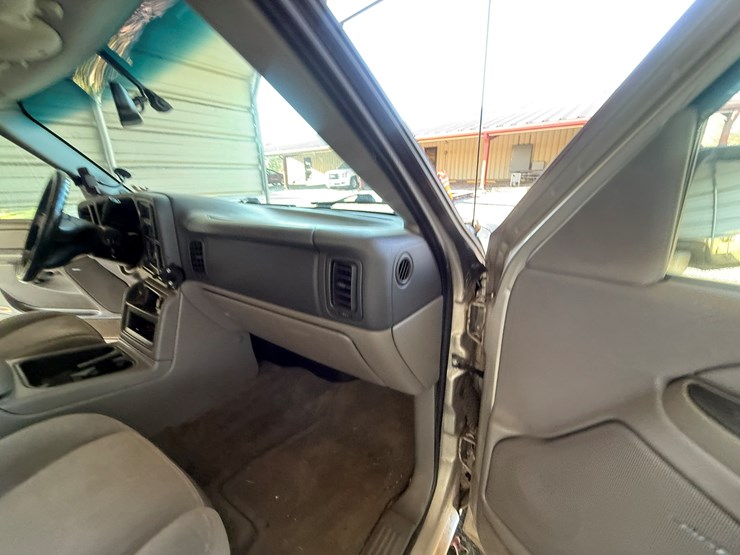 2004-chevrolet-suburban-image-45