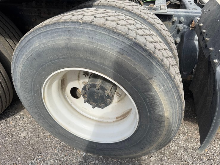 freightliner-semi-tractor-image-22