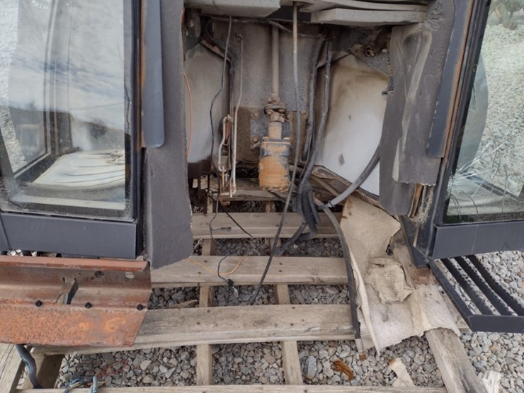 new-holland-3930-tractor-cab-(qea-6446)-image-3