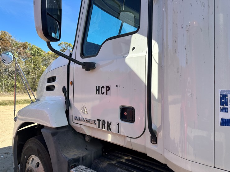 #33704-•-2011-mack-cxu-t/a-sleeper-truck-tractor-1m1aw09y8bm013165-image-31