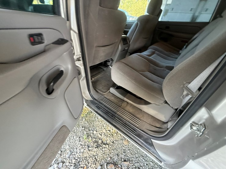 2004-chevrolet-suburban-image-47