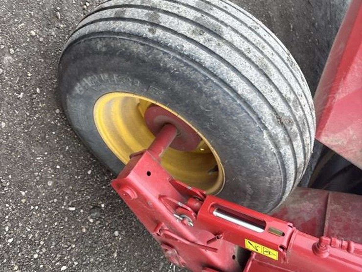 2021-new-holland-210-image-9