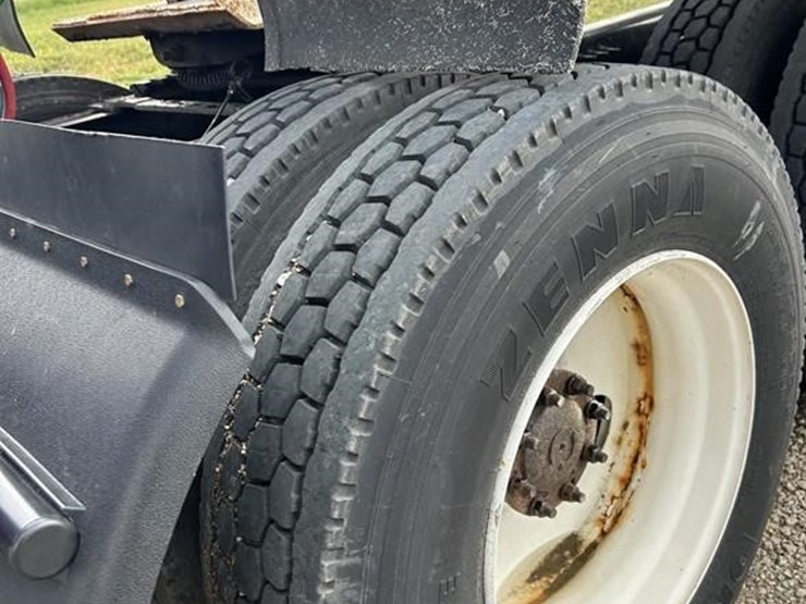 volvo-vnl42t670-image-29