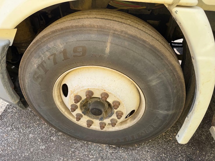 freightliner-semi-tractor-image-10