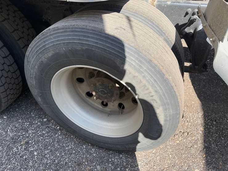 freightliner-semi-tractor-image-7