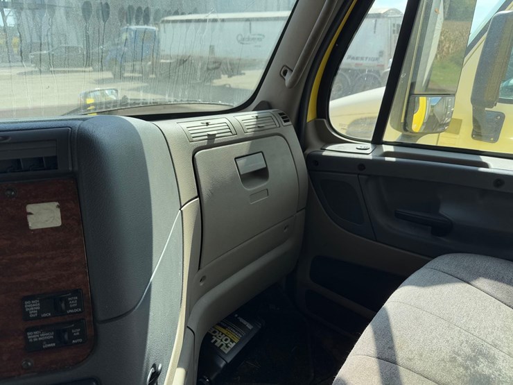 freightliner-semi-tractor-image-26