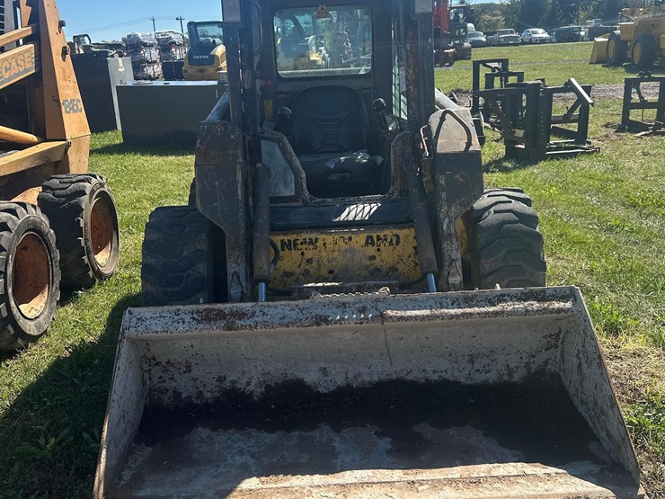 new-holland-l175-image-3