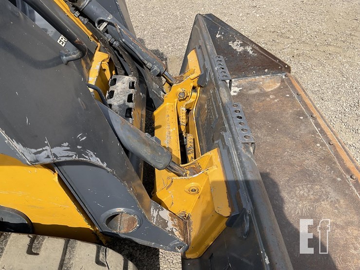 2015-deere-319e-image-10