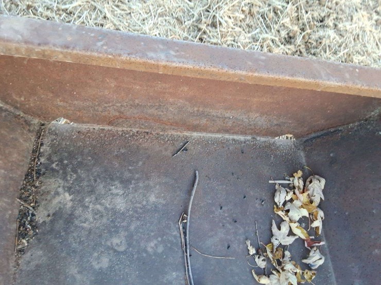 steel-feed-bunk-on-legs,-20ft,-38''-wide-image-4