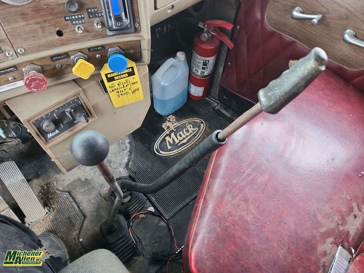 1976-mack-r600-image-11