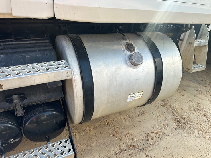 #33704-•-2011-mack-cxu-t/a-sleeper-truck-tractor-1m1aw09y8bm013165-image-89