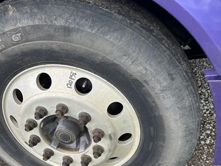 volvo-vnl42t670-image-40