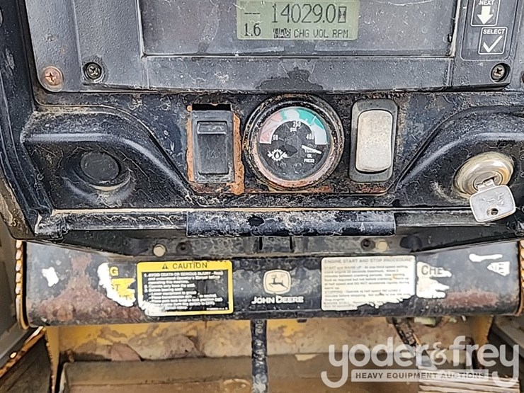 2004-deere-700h-image-32