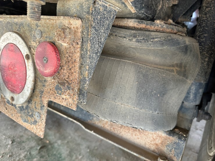 #33710-•-2011-mack-cxu-t/a-sleeper-truck-tractor-1m1aw09y3bm013638-image-12