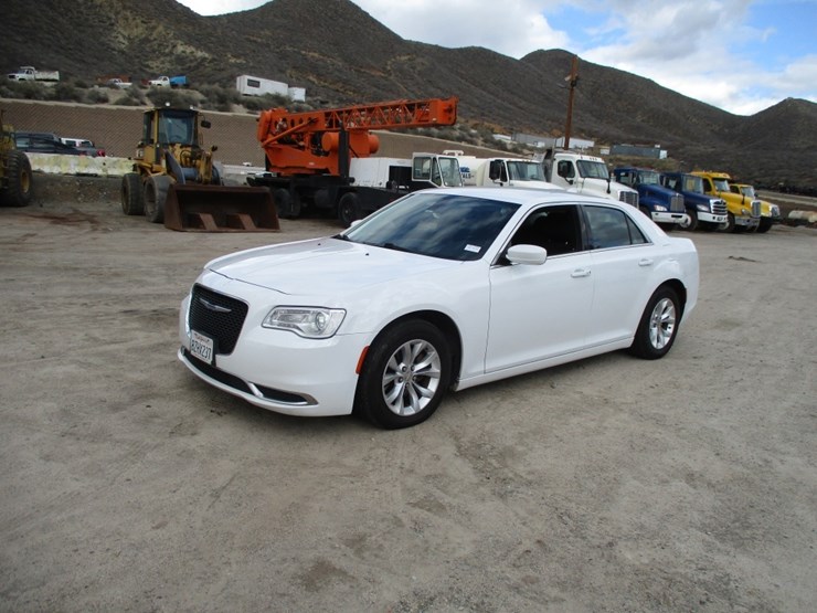 2021-chrysler-300-sedan,-image-1