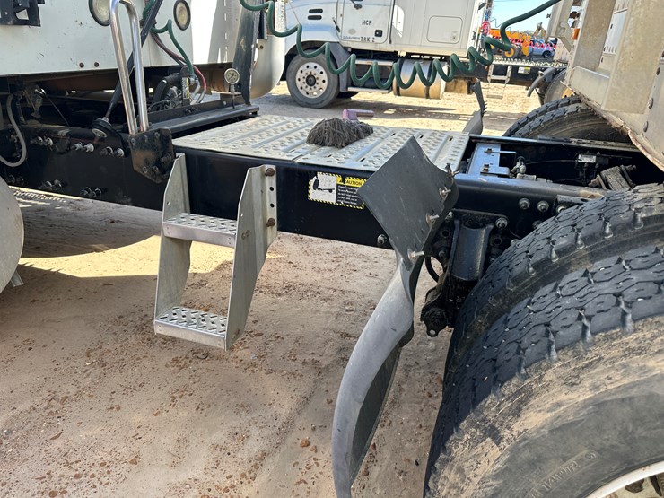 #33704-•-2011-mack-cxu-t/a-sleeper-truck-tractor-1m1aw09y8bm013165-image-25