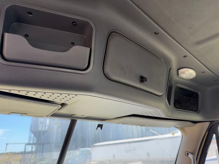 freightliner-semi-tractor-image-25