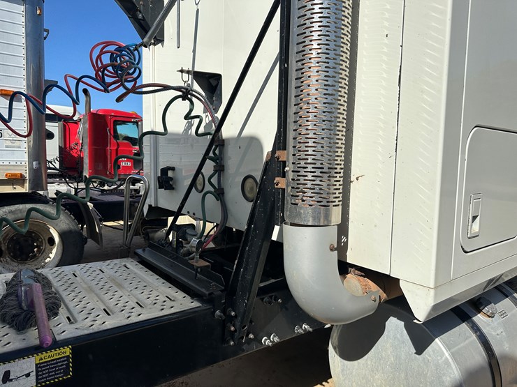 #33704-•-2011-mack-cxu-t/a-sleeper-truck-tractor-1m1aw09y8bm013165-image-47