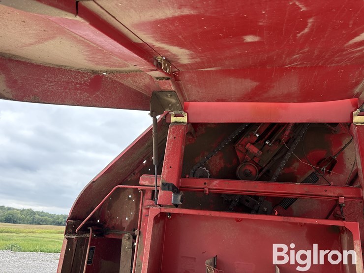 2005-new-holland-br780-image-19