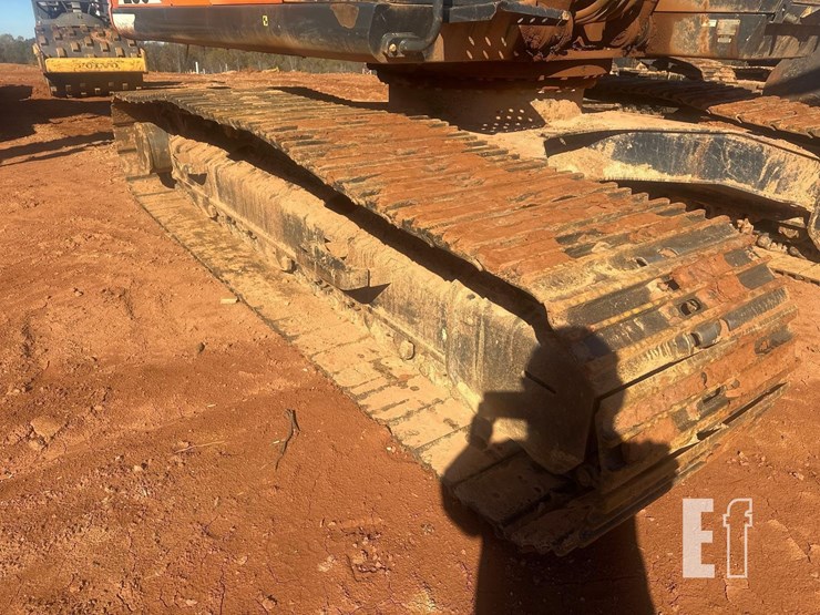 2016-hitachi-zx250-lc-image-12