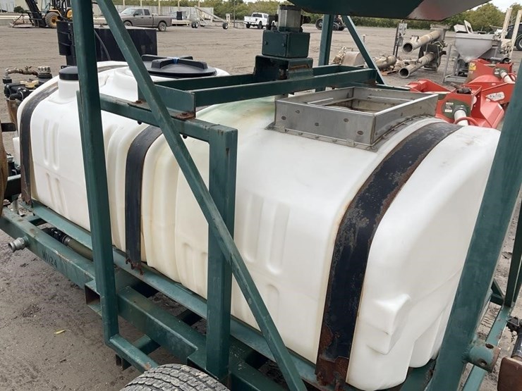 pbm-14'-400g-poly-mixing-tank-trailer-image-6