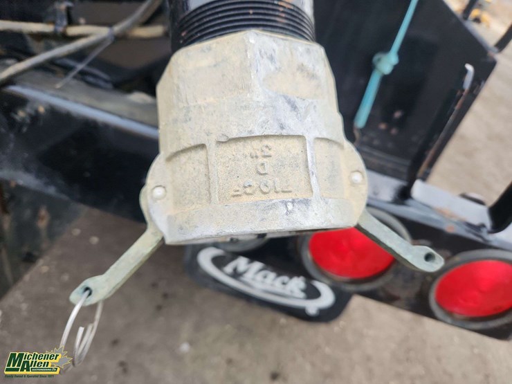 1976-mack-r600-image-34