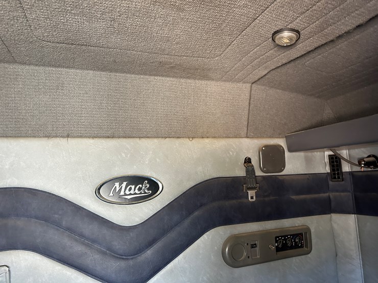 #33712-•-2011-mack-cxu-t/a-sleeper-truck-tractor-1m1aw09y5bm013138-image-81