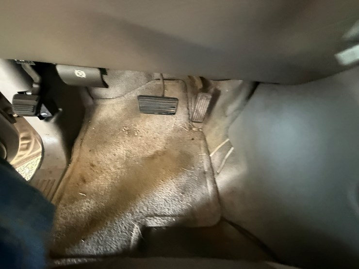 2004-chevrolet-suburban-image-66