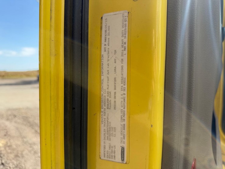 freightliner-semi-tractor-image-18