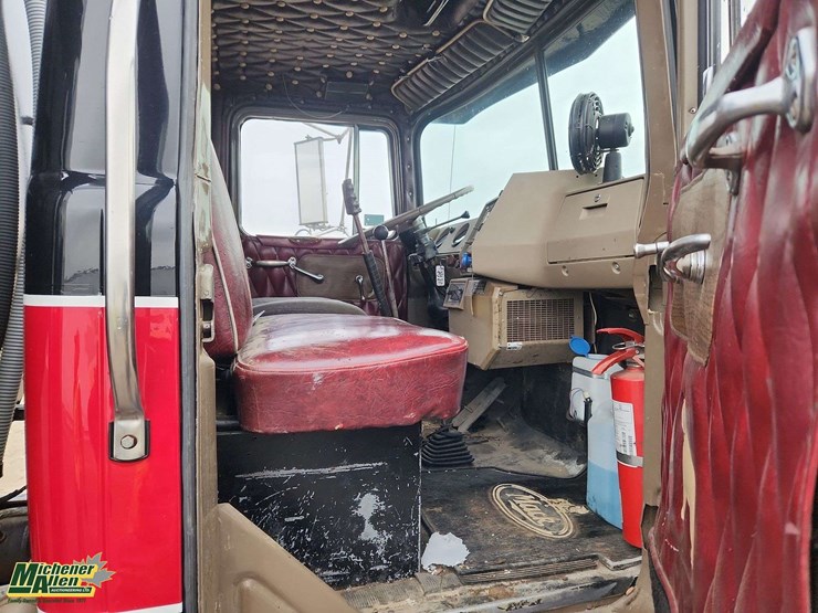 1976-mack-r600-image-18