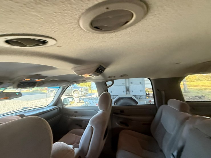 2004-chevrolet-suburban-image-51