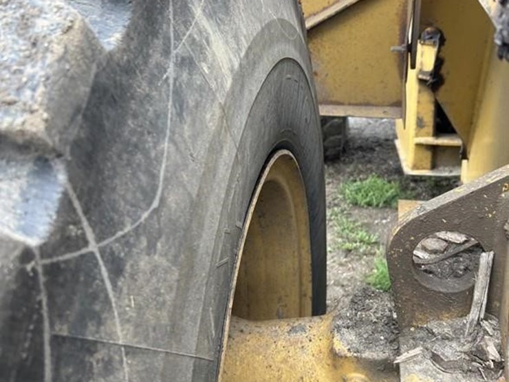 2004-caterpillar-938g-image-23