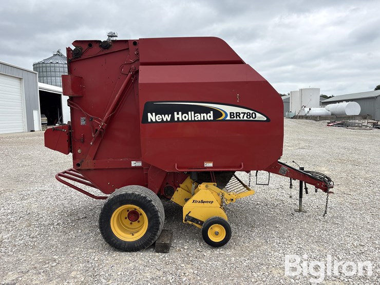 2005-new-holland-br780-image-4