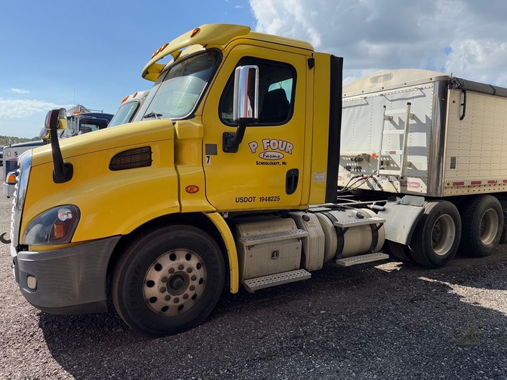 freightliner-semi-tractor-image-1