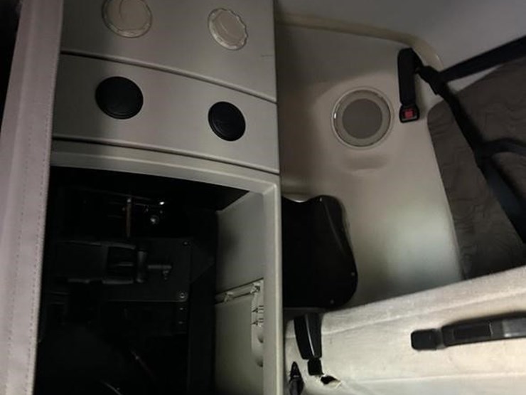 volvo-vnl42t670-image-26