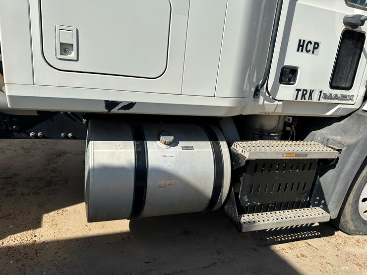 #33704-•-2011-mack-cxu-t/a-sleeper-truck-tractor-1m1aw09y8bm013165-image-45