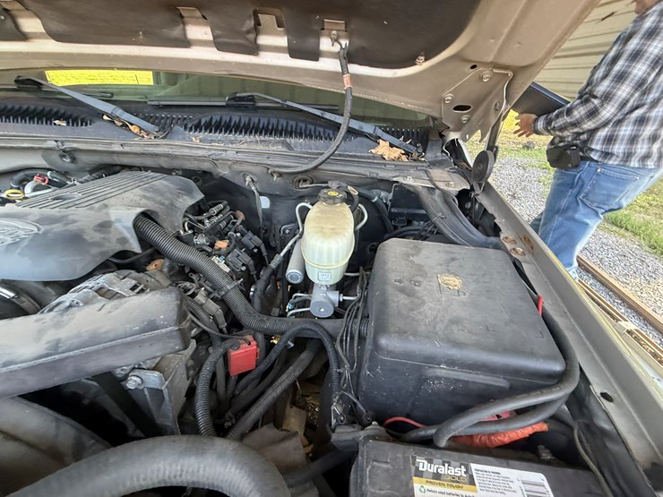 2004-chevrolet-suburban-image-21