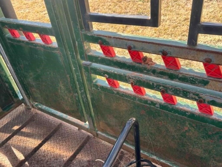 arrowquip-cp-1050-hydraulic-squeeze-chute-image-22