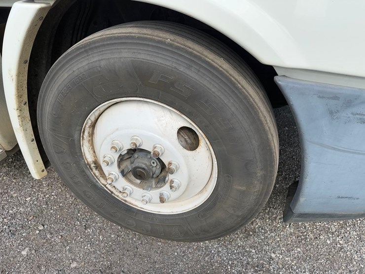 freightliner-semi-tractor-image-17