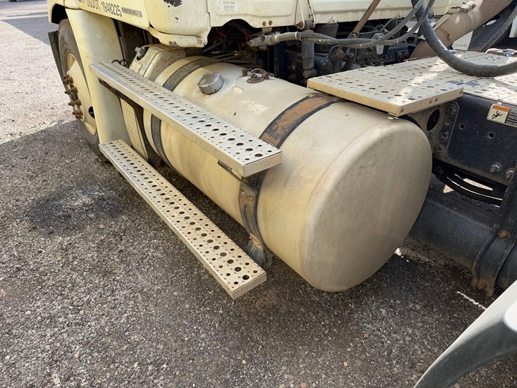 freightliner-semi-tractor-image-6