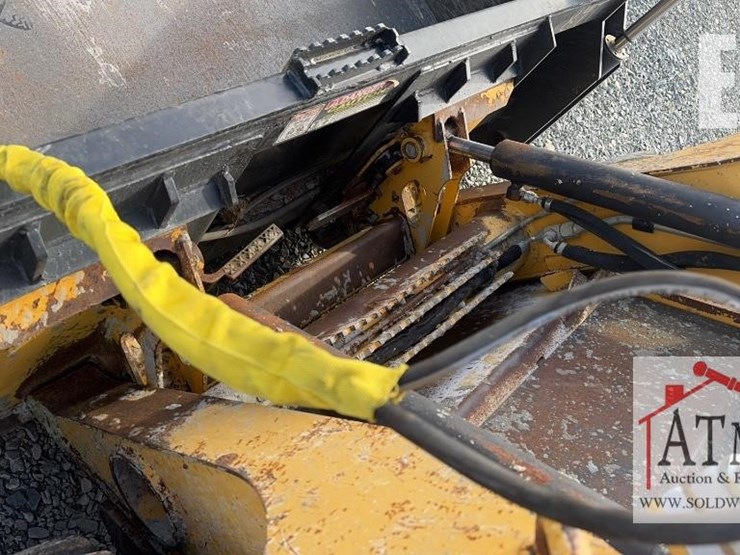 2008-deere-320-image-9