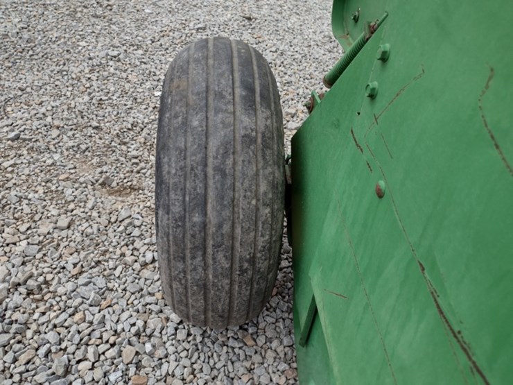 john-deere-335-image-6