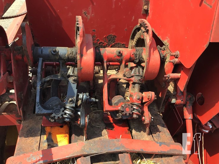 1984-new-holland-311-image-8