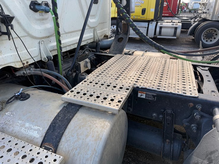 freightliner-semi-tractor-image-8