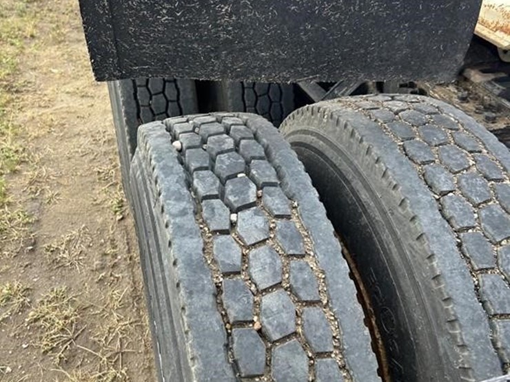 volvo-vnl42t670-image-43