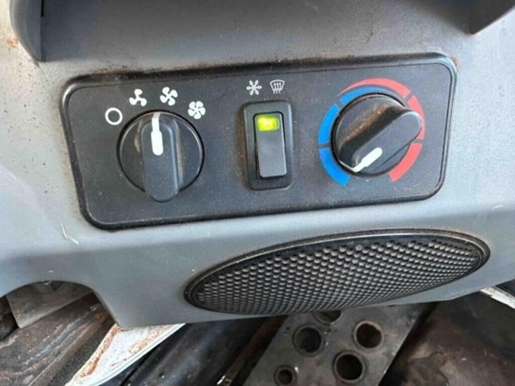 2024-bobcat-t740-image-22