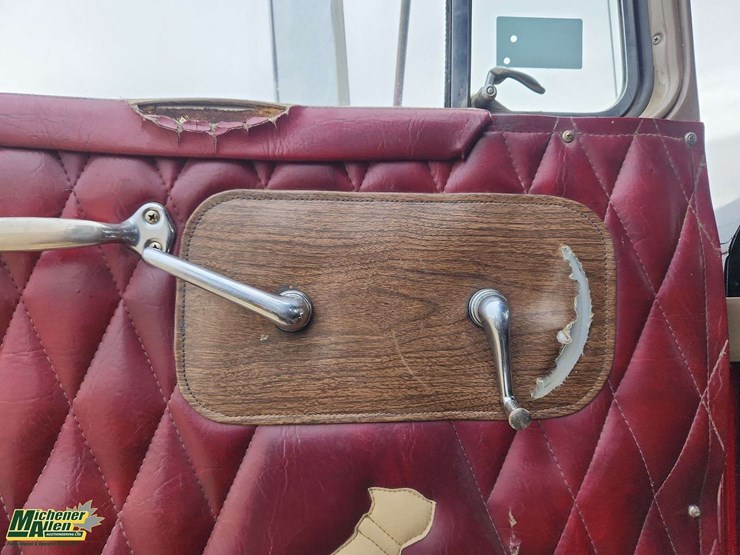 1976-mack-r600-image-37